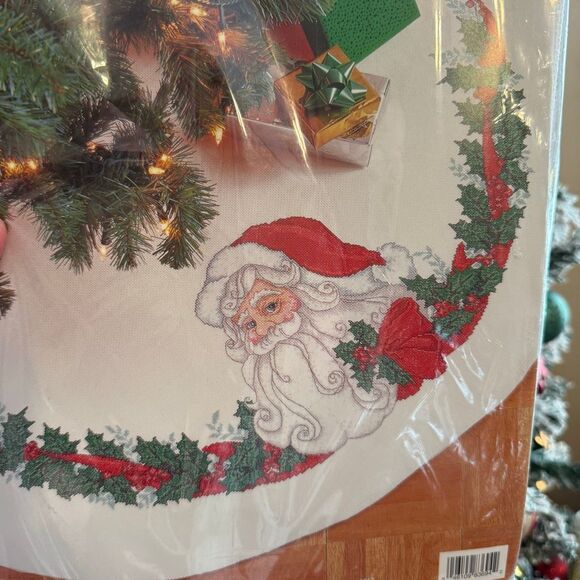 Bucilla Vintage Santa 42” Round Christmas Tree Skirt 83694 - Picture 4 of 6